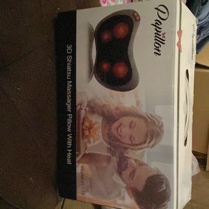 3-D massage pillow with heat